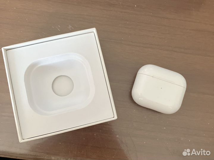 AirPods pro (на фотке 3)