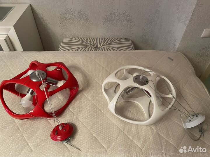 Пара потолочных светильников