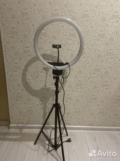 Кольцевая светодиодная лампа со штативом