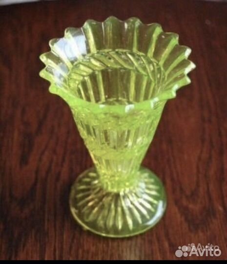 Ваза ладья оранжевое и урановое стекло 2 шт