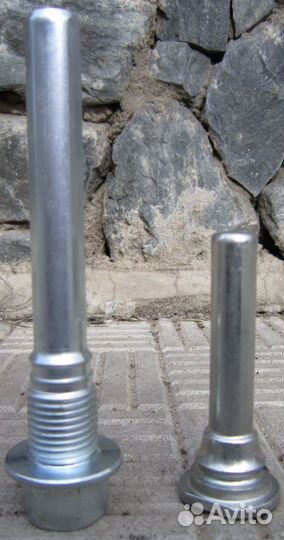 Направляющую суппорта тормозного нижнюю honda