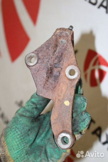 Кронштейн привода правый Ford Focus 2 1.6L