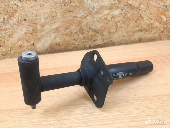 Кронштейн усилителя бампера BMW Е39 Лево