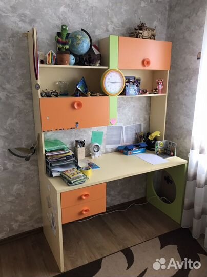 Шкаф угловой, кровать, стол в детскую