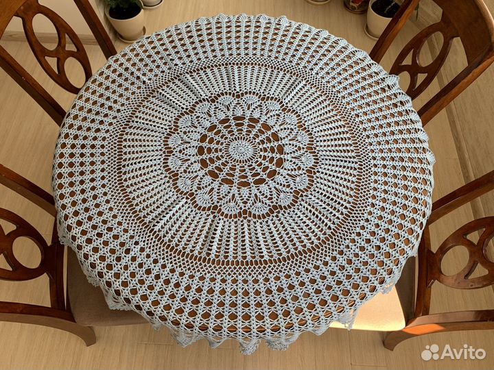 Круглая вязаная скатерть. Ручная работа