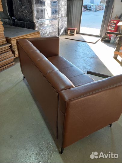 Офисный кожаный диван