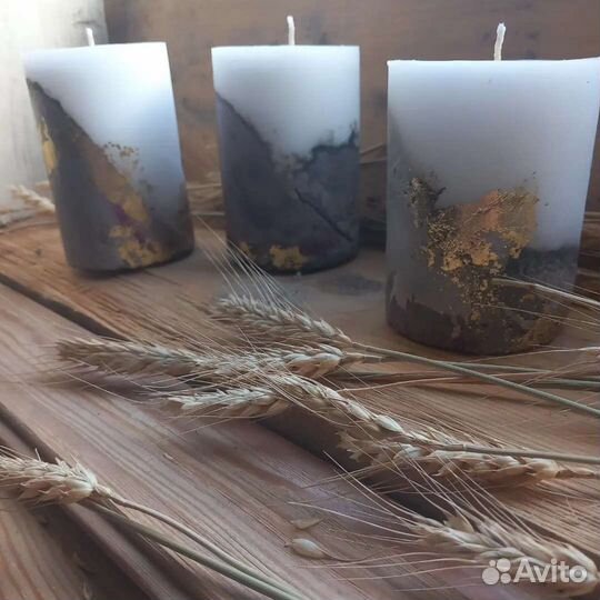 Свечи на бетонном основании