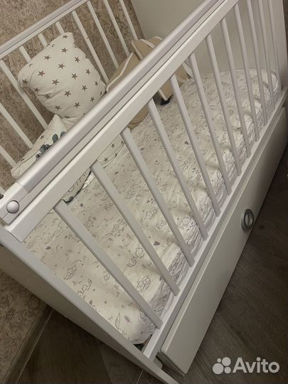 Детская кроватка с маятником