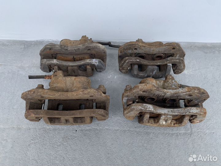 Суппорт передний Mitsubishi Pajero 2