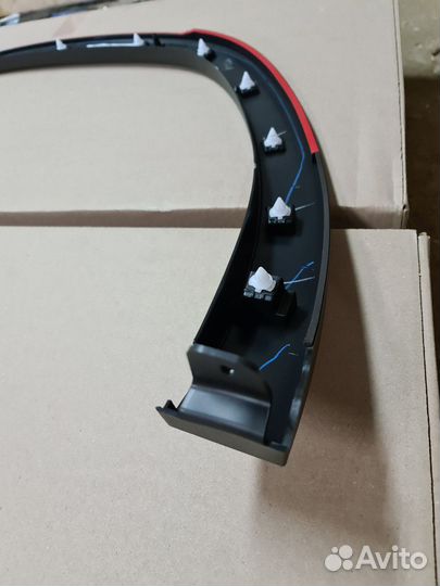 В наличии Накладка заднего левого крыла