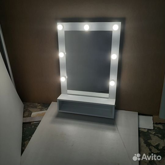 Гримерное зеркало с лампочками