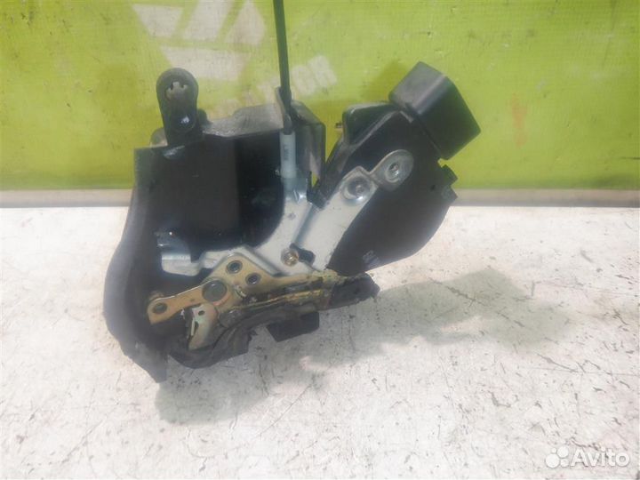 Замок двери задней левой Тойота Хайлендер