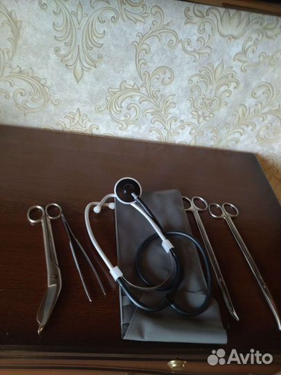 Медицинские ножницы, фонендоскоп