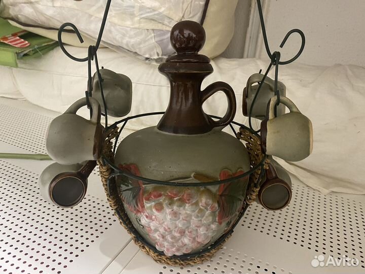 Кувшин с маленькими чашками