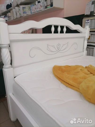 Односпальная кровать из дерева