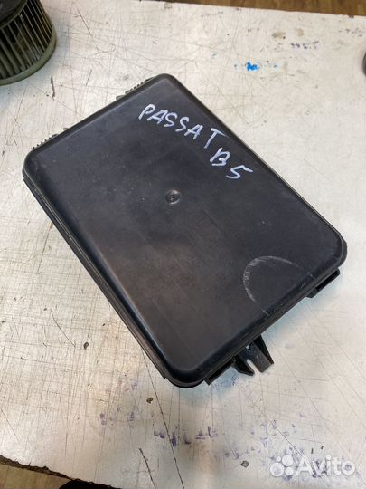 Корпус блока предохранителей Volkswagen Passat B5