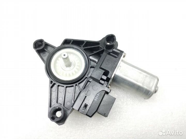 Моторчик стеклоподъемника задний левый