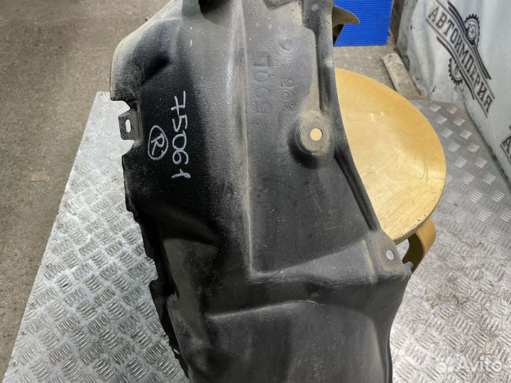 Подкрылок передний правый Toyota Prius 30