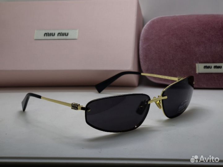 Стильные солнцезащитные очки Miu Miu