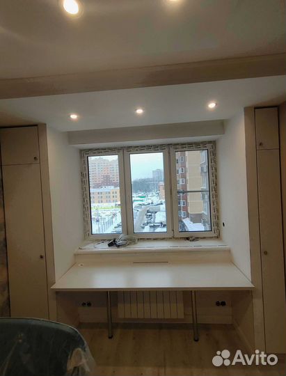 Рабочая зона в углу у окна