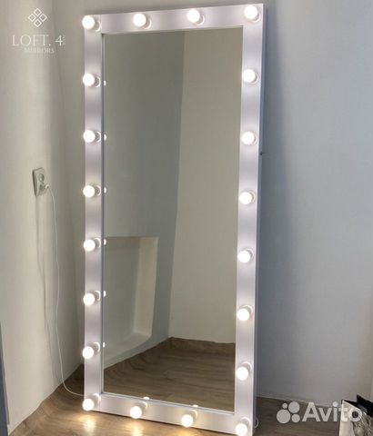 Гримерное зеркало с лампочками