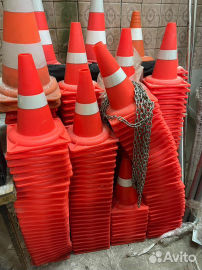 Конус дорожный и пластиковая веха