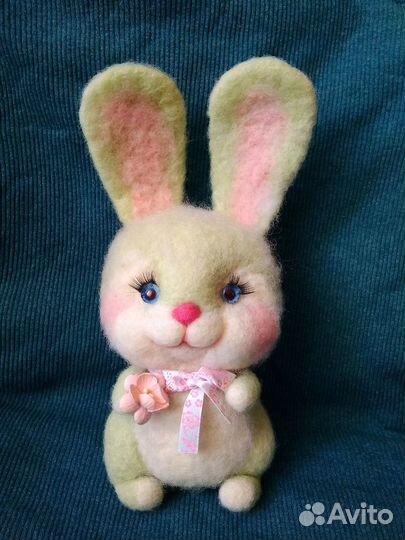 Игрушка Зайчик валяная из шерсти