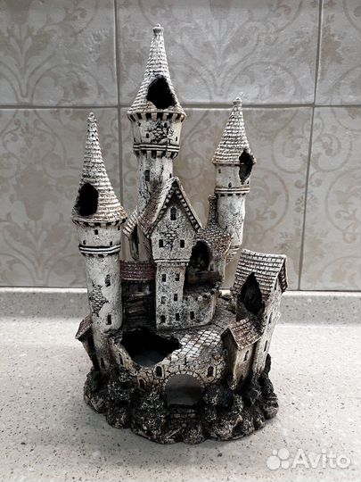 Замок в аквариум
