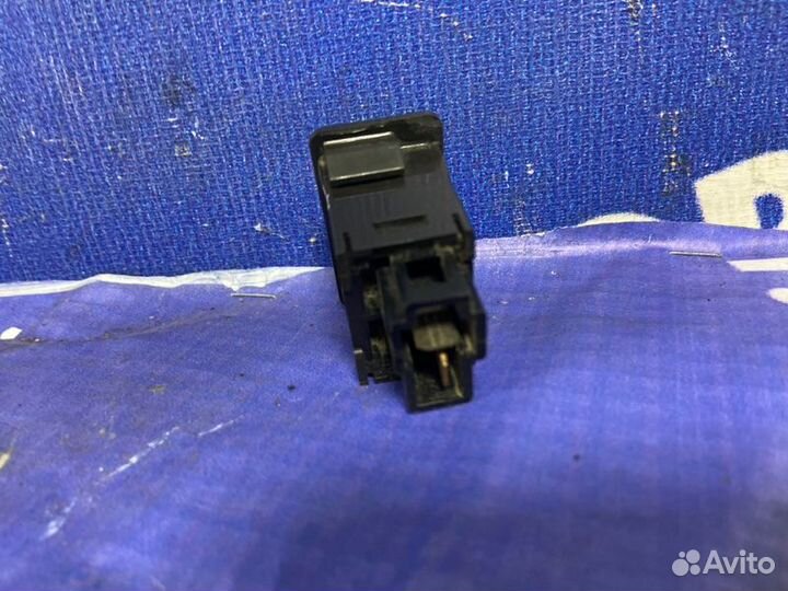 Кнопка. Nissan Bassara минивен KA24 2001