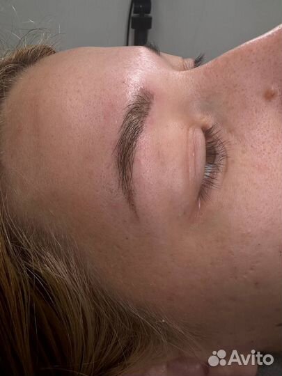 Модель на брови