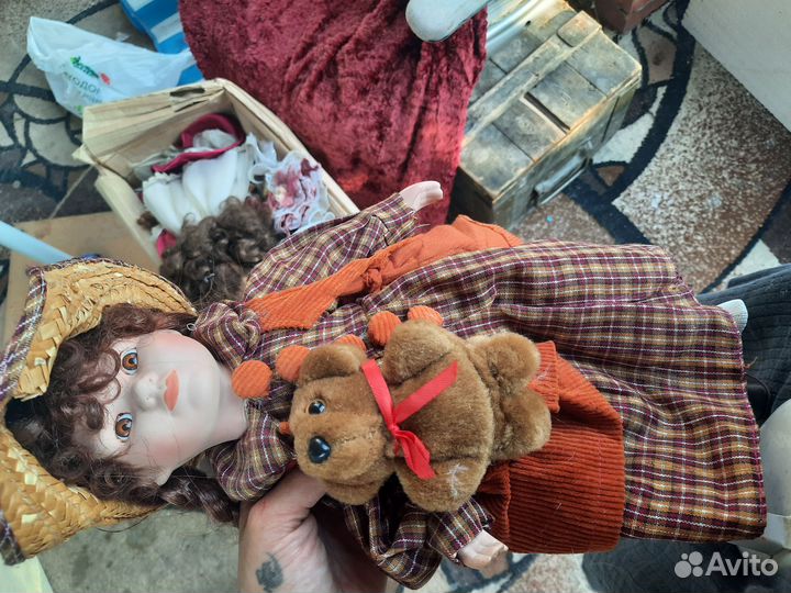 Кукла фарфоровая