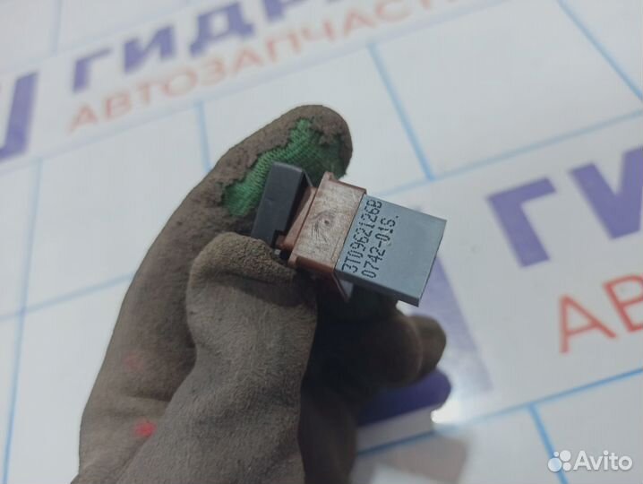 Кнопка центрального замка правая Skoda Superb (3T)