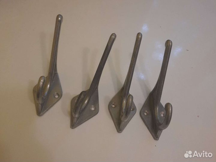 Крючки на стену железные