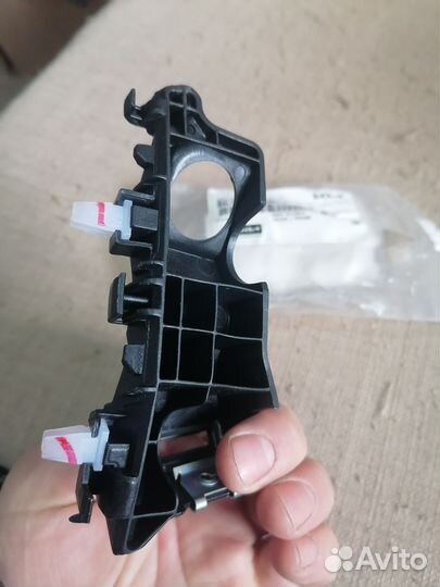 Кронштейн бампера передний правый Kia Stinger