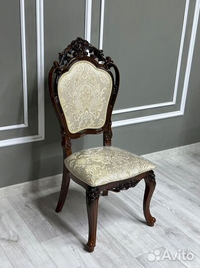 Стол обеденный. В наличии