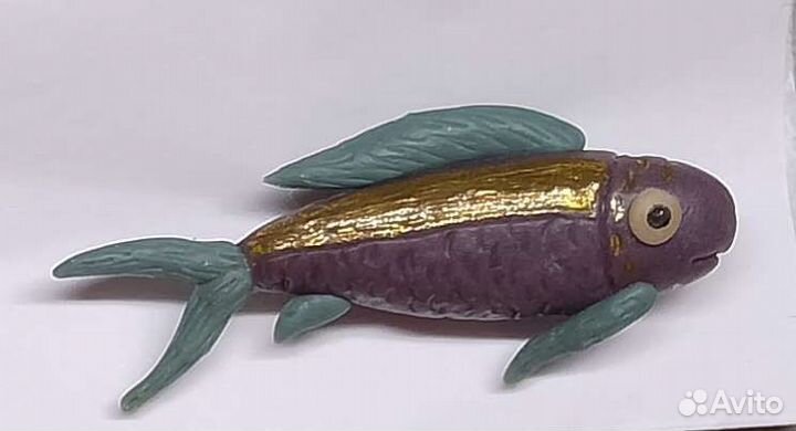 Брошь ручной работы из полимерной глины рыбка