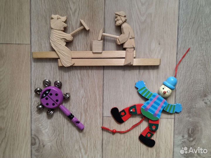 Много деревянных игрушек для малышей