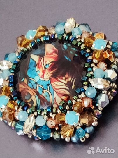 Брошь ручной работы из бисера
