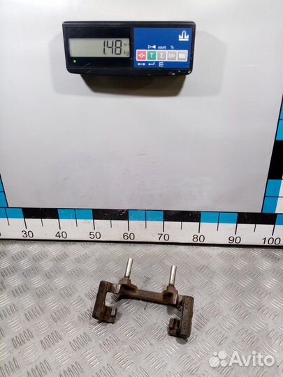 Б/У Скоба суппорта переднего#004