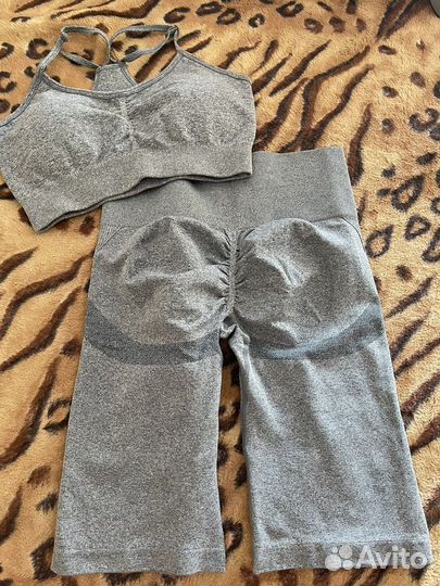 Женский спортивный костюм