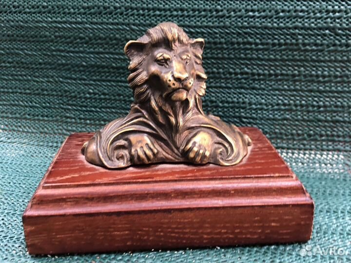 Статуэтка на подставке Лев бронза