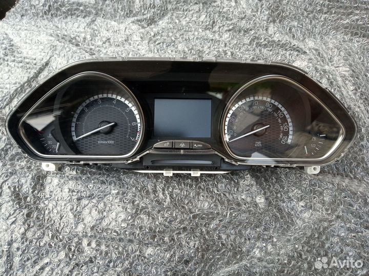 Панель приборов с экраном Пежо-Ситроен