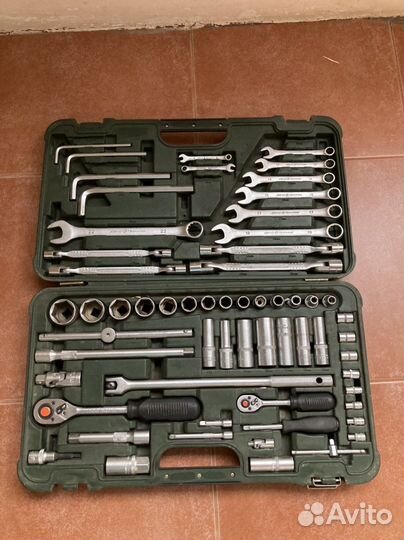 Набор инструментов для авто в чемодане