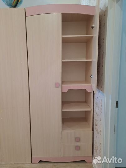 Мебель детская: шкаф, стол, кровать,комод