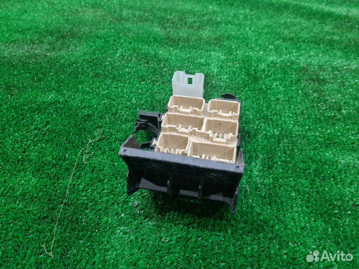 Блок предохранителей Toyota Avensis t250 Авенси