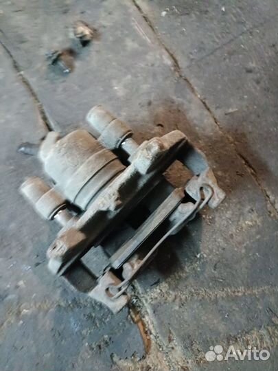 Левый вентилируемый суппорт Renault Logan 2