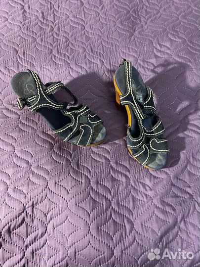 Босоножки на каблуке