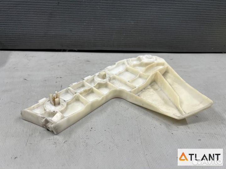 Крепление бампера передняя левая toyota voxy