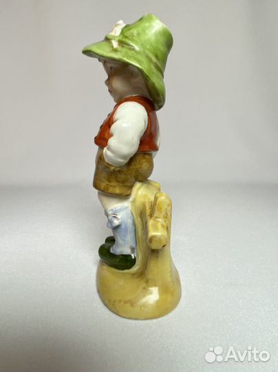 Фарфоровая статуэтка