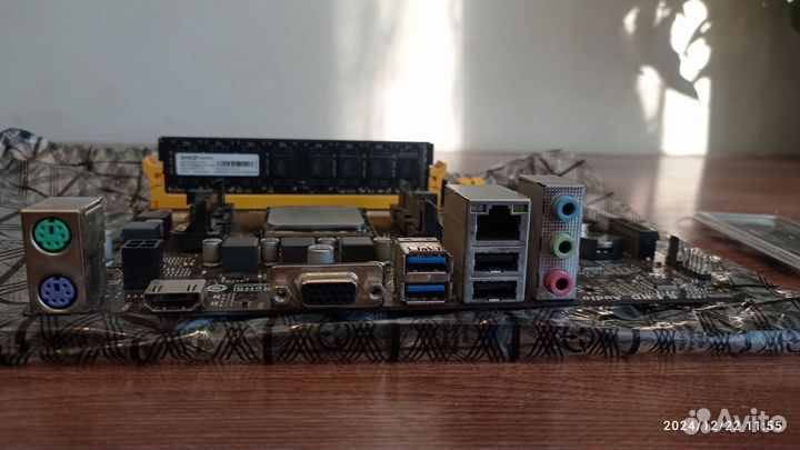 Материнская плата с процессором и памятью